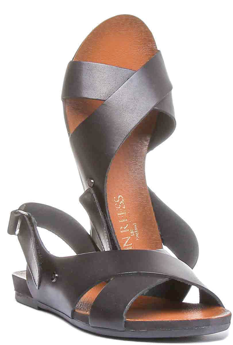 7600 Leather Buckle Sandal In Black