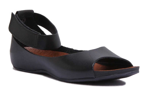 7020 Ankle Strap Peep Toe Sandal In Black