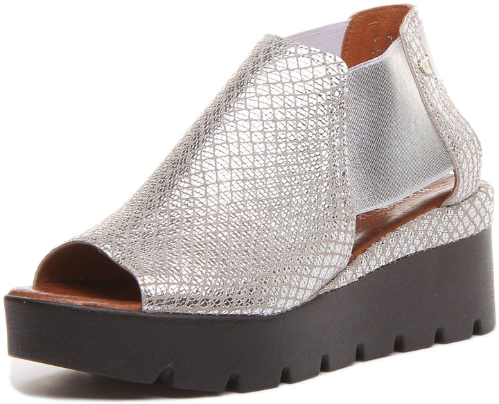 JUSTINREESS ENGLAND Womens Platform 7100 Chelsea Style Comfort Sandal in Silver Metalic Print